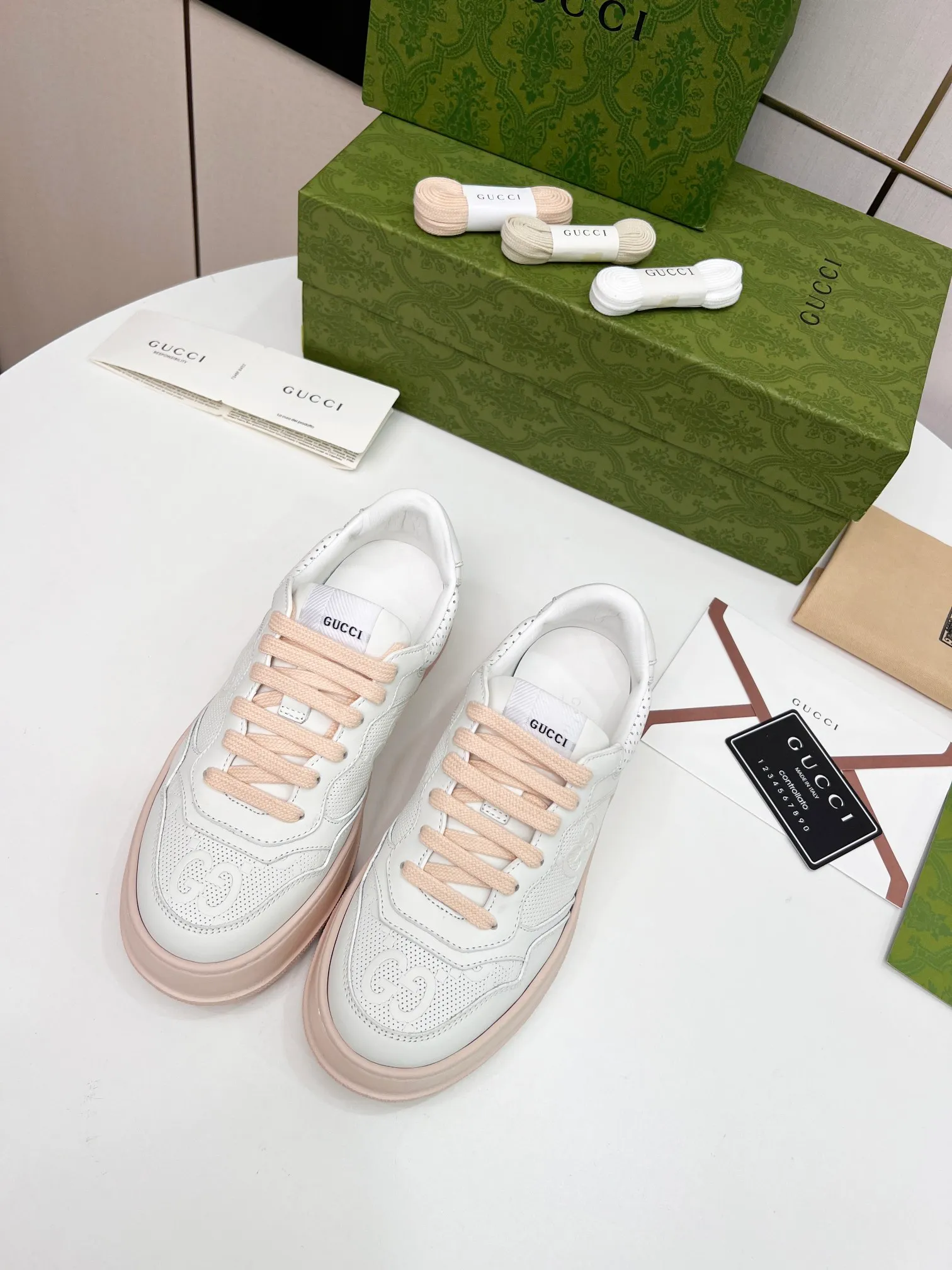 👟👟Ex-factory price 480👟👟 Women's Shoes Women's Clothing Women's Shoes Women's Clothing Women's Shoes Women's Clothing Gucci - the new Chunky lightweight soft thick sole sports series! G's biscuit shoes for couples, Gucci counter style, and Gucci catwalk style! The style design is light, luxurious and retro...thick sole increases height...similar to an upgraded version of classic white shoes! Original customized cowhide fabric (classic old floral fabric, perforation, embossing process) original foam lightweight outsole, GG Logo on the heel, 4cm thick sole, classic Gucci webbing... Women's 35-40